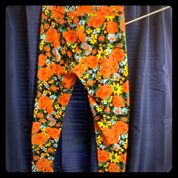 LuLaRoe Pants - LULAROE TALL AND CURVY LEGGINGS